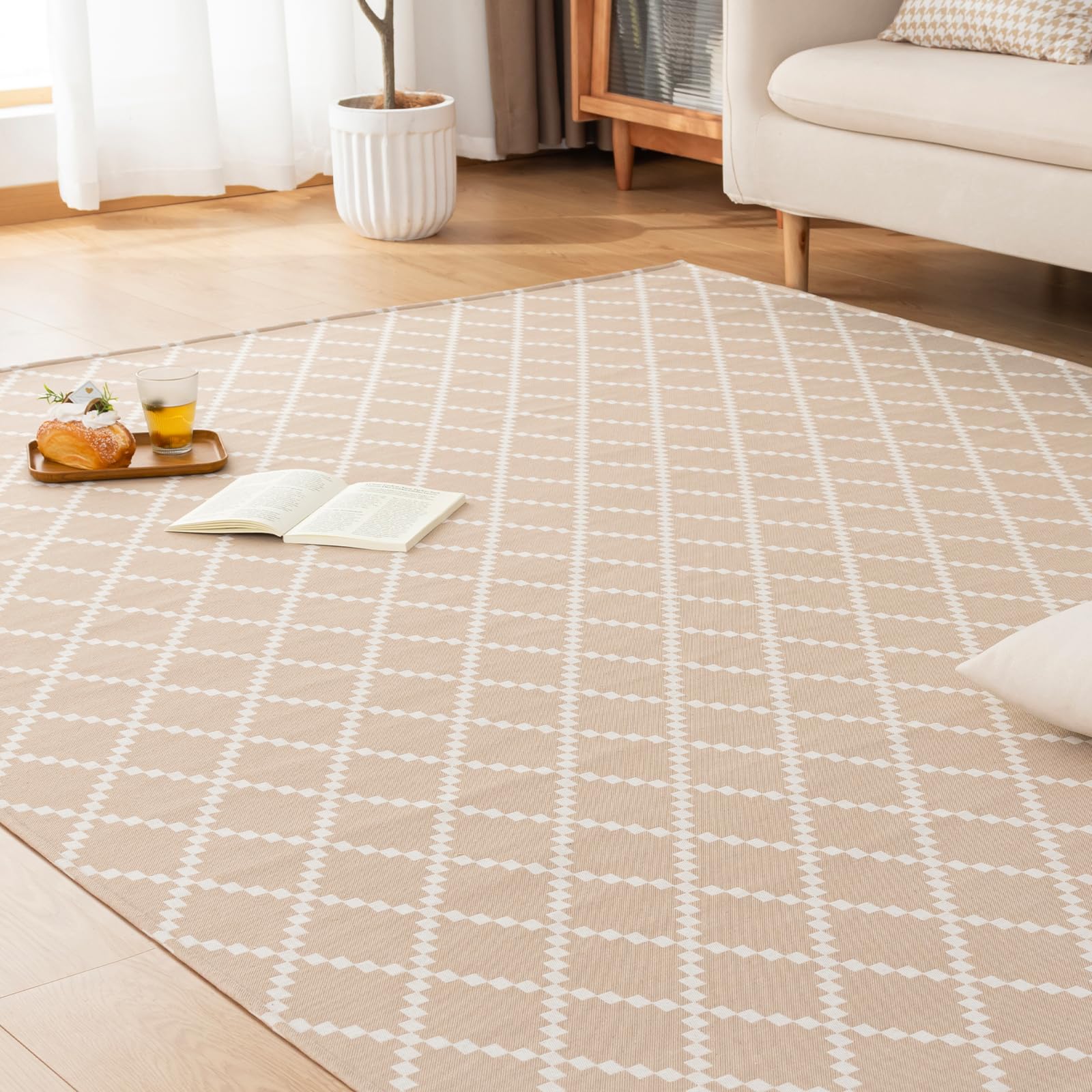 ・肌色 135×185cm（約1.5畳） ・・ze:135×185cm（約1.5畳）:肌色・『レトロなチェック柄のデザイン』白い綿糸で編まれた小さなチェックと落ち着いた色が交錯し、レトロな趣を醸し出しています。このデザインは、伝統的な無地のカーペットとは異なり、部屋に新しい雰囲気をもたらします。リビングだけでなく、寝室、書斎にも最適です。・『肌触りとスタイリッシュさを両立』服と同じ繊維を使っている生地ため、通気性が高くて肌触り優しい、暑い日でも蒸れない、肌寒い季節もホットカーペットや床暖房との併用も可能、年中に使えるラグです。・オールシーズン快適耐熱加工されて、ホットカーペットや床暖房との併用も可能です。足下からの冷気を遮断し肌寒い季節も快適に過ごせますよ。・いつでも自宅でくつろげる中材にクッション性に優れたウレタンフオームを使用しているので、底付き感が無くて踏み心地が良い、いつでも自宅でくつろげます。洗濯機も対応、いつでも清潔に保てます（洗濯ネットを使用してください）。・仕様長方形ラグ 135x185cm（約1.5畳）表生地：ポリエス