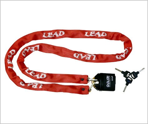 【LEAD MOTORCYCLE GEAR(リード/リード工業)】リード 頑鍵くん チェーンロック レッド GD-2507■カタログ品番：P074-3340■メーカー品番：4952652041060■JAN：4952652041060適応車両：GD-2507 キャッチフレーズ ： 強化焼入れ処理を施した南京錠とチェーンの組み合わせのチェーンロック。 メーカー品番[カタログ品番] ： 4952652041060 画像注意書き ： ■商品分類：バイクパーツ、オートバイパーツ（モーターサイクル） ■カテゴリ：車、バイク、自転車 ＞ バイク ＞ 盗難防止用品 ＞ ワイヤー、ケーブルロック ■対象：男性(メンズ)、女性(レディース) ■キーワード：ツーリング(ロングツーリング)、通勤、通学 ※号機番号と適応車種を必ずご確認のうえ、ご注文くださいますようお願い致します。ご不明点等は、ご注文前にお問合せください。 ※掲載商品と実際の商品との色合いが異なる場合がございます。ご了承の程、宜しくお願い致します。 ※商品は予告なく仕様の変更や販売を終了している場合がございますので予めご了承下さい。 ※画像は装着画像や塗装済みのイメージ画像の場合がございます。 ※画像に含まれる、小道具等は商品には含まれておりません。 ※画像は装着イメージです。車両本体は商品に含まれておりません。