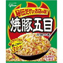 パラパラの炒飯お手軽に。【原材料】具：　大豆加工品、ねぎ、焼豚、乾燥にんじん、魚肉ねり製品、こしょう／調味料（アミノ酸等）、ソルビット、着色料（カラメル色素、紅麹、カロチノイド色素）、酸化防止剤（V.E）、乳たん白、（一部に卵・乳成分・小麦・大豆・豚肉を含む） たれ：　しょうゆ（国内製造）、食塩、オイスターソース、なたね油、砂糖、ポークエキス、チャーシューエキス、ゼラチン、たん白加水分解物、ごま油、香味油、還元水あめ、しょうがエキス、ローストガーリックシーズニング／アルコール、調味料（アミノ酸等）、酸味料、乳化剤、甘味料（アセスルファムK、スクラロース）、香料、酸化防止剤（V.E）、香辛料抽出物、（一部に小麦・大豆・豚肉・ゼラチンを含む）【内容量】44.2g（具3.9g×2・たれ18.2g×2）【賞味期限】別途商品ラベルに記載【保存方法】直射日光および高温多湿の場所を避けて保存【製造者】江崎グリコ合計税込￥3,980以上購入で送料無料！