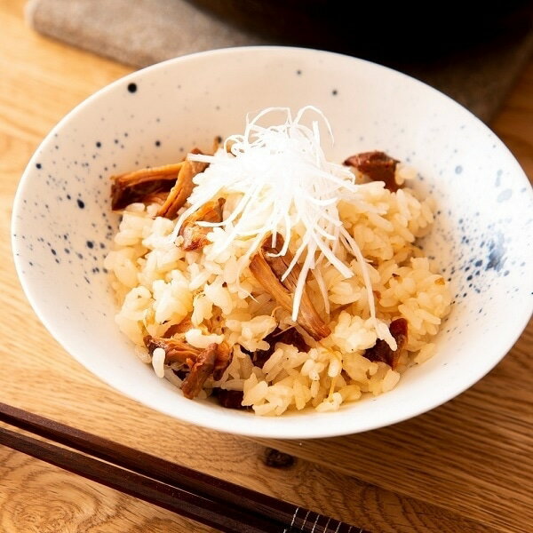 〜噛むほどに川俣シャモの深い旨みをしっかり味わえる炊き込みご飯〜 福島県川俣町産の地鶏「川俣シャモ」のもも肉を香ばしく炙ることで鶏の旨みを凝縮させました。地鶏ならではの弾力と歯切れのよい肉質で、噛めば噛むほど染み出る旨味を醤油ベースの食欲そそる味わいでお楽しみください。【原材料】 鶏肉（福島県産）、鶏ブイヨン（鶏骨、鶏肉、ネギ）、みりん、鶏脂、砂糖、醤油、食塩、（一部に小麦・大豆・鶏肉を含む）【内容量】180g【賞味期限】製造日より365日【保存方法】直射日光を避け常温保存してください【販売者】アコメヤトウキョウ※表示画像はイメージであり実物とは色味が異なる場合がございます。※パッケージデザイン・規格等は予告なしに変更される場合があります。合計税込￥3,980以上購入で送料無料！