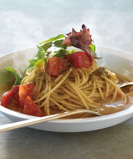 “麺をだしで炊く”いままでにない新しい提案のパスタです。 野菜だし×海老みそつゆ。つゆは、国産焼き海老、豆乳、2種の米味噌をブレンド。焼きトマト、ルッコラをのせ、特製”香味だし粉”をかけて完成です。【原材料】【つゆ】みそ(国内製造)、オリーブ油、ごま油、豆乳、砂糖、焼きえび、酵母エキス、発酵調味料、チキンエキス、たん白自己消化物、食塩、おろしにんにく、香辛料 【だし】野菜チップ(玉ねぎ、にんにく、人参)、食塩、酵母エキス、野菜エキスパウダー(玉ねぎ、セロリ、キャベツ)、でん粉分解物、にんにくパウダー 【香味だし粉】風味原料(昆布、昆布エキスパウダー、椎茸、椎茸エキスパウダー)、香辛料、食塩、酵母エキス、でん粉分解物、砂糖、オリーブ油、（一部に小麦・えび・ごま・大豆・鶏肉を含む）【内容量】1人前×2回分（つゆ32.0g×2袋、だし8.0g×2袋、香味だし粉1.5g×2袋）【賞味期限】別途記載【保存方法】多湿・直射日光を避けて常温で保存【販売者】久原本家※表示画像はイメージであり実物とは色味が異なる場合がございます。※パッケージデザイン・規格等は予告なしに変更される場合があります。合計税込￥3,980以上購入で送料無料！