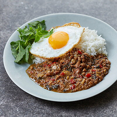 鶏の粗挽き肉とタイでとれた生のホーリーバジルをオイスターソースで炒めました。唐辛子の辛さが効いた本格的な味わいです。【内容量】150g【賞味期限】別途商品ラベルに記載【保存方法】直射日光を避けて常温で保存して下さい。【販売者】株式会社成城石井※表示画像はイメージであり実物とは色味が異なる場合がございます。※パッケージデザイン・規格等は予告なしに変更される場合があります。合計税込￥3,980以上購入で送料無料！