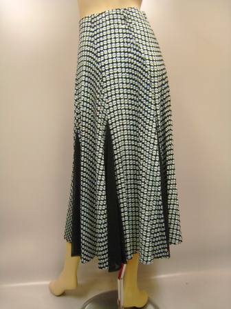 コーラス 衣装 ロングスカート 社交ダンス衣装 演奏会　楽器演奏 ステージ衣装に プリントフレアースカート 裾にシースルー生地を挟み込んだおしゃれなデザインです け廻しもたっぷり 薄ブルー