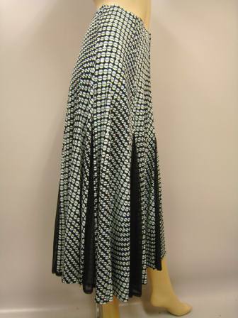 コーラス 衣装 ロングスカート 社交ダンス衣装 演奏会　楽器演奏 ステージ衣装に プリントフレアースカート 裾にシースルー生地を挟み込んだおしゃれなデザインです け廻しもたっぷり 薄ブルー