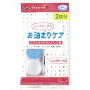 ※商品リニューアル等によりパッケージ及び容量は変更となる場合があります。ご了承ください。製造元&nbsp;(株)メニコンお泊まりケアは、ソフトコンタクトレンズを使用しているユーザー様が、急な外泊、出張や旅行、緊急時に2泊（2回）分ご使用いただけるケア用品です。ソフトコンタクトレンズに必要な消毒成分も含まれております。お泊まりケアは、カラコンを含む全てのソフトコンタクトレンズをケアすることができ、持ち運びができるレンズケースを同梱してます。 名称 ソフトコンタクト洗浄保存液 内容量 12ml×2本 使用方法・用法及び使用上の注意 ・レンズを取り扱う前には、毎回必ず手を石けんで洗い、水道水(流水)でよくすすいでください。・コンタクトレンズを眼からはずし手のひらにのせ、本剤を数滴つけて、レンズの両面を各々20〜30回指で軽くこすりながら洗います。・こすり洗いしたレンズの両面を本剤でよくすすぎます。・本剤を満たしたレンズケースにレンズを完全に浸し、ケースのキャップをしっかりしめます。4時間以上放置すると消毒は完了です。※レンズをつける前には本剤ですすぐことをおすすめします。※使用後のレンズケースは液を捨て、本剤でよく洗った後、本体とキャップを伏せて自然乾燥させてください。また、より清潔にお使いいただくために、レンズケースは定期的に交換してください。※開封後のミニボトルは簡易的にフタをすることができますが、気密性を有するものではありません。開封の翌日を目途に使い切ってください。使用上の注意・ご使用に際しては、添付の使用説明書をよくお読みください。・ミニボトルは1回使い切りタイプです。・レンズを取り扱う前には、毎回必ず手を石けんで洗い、水道水(流水)でよくすすいでください。・レンズをつける前には本剤ですすぎことをおすすめします。・レンズは必ずこすり洗いをしてください。・一度使用した本剤は、再使用しないでください。また、使用後の液は容器に戻さないでください。・使用後のレンズケースは液を捨て、本剤でよく洗った後、自然乾燥させてください。また、より清潔にお使いいただくために、レンズケースは定期的に交換してください。・ミニボトルは開封の翌日を目途に使い切ってください。 成分・分量 1mL中、塩酸ポリヘキサニド0.001mg含有、界面活性剤、等張化剤、金属封鎖剤、表示指定成分：エデト酸塩、プロピレングリコール 保管および取扱い上の注意 ・小さなお子さまの手の届かない所に保管して下さい。・誤用を避け、品質を保持するため、他の容器に入れ替えないでください。・専用レンズケースは熱に弱いため煮沸消毒には使わないでください。・レンズケースは長期間使用していると汚れ等の蓄積により細菌の繁殖をまねくことがありますので、レンズケースは定期的に新しく交換してください。・ミニボトルを開封したら速やかに使用してください。 賞味期限又は使用期限 パッケージに記載 発売元、製造元、輸入元又は販売元、消費者相談窓口 株式会社メニコン名古屋市中区葵三丁目21番19号電話：0120-103109受付時間：9：00〜18：00(日・祝日を除く) 原産国 日本 商品区分 衛生用品 広告文責　株式会社レデイ薬局　089-909-3777薬剤師：池水　信也
