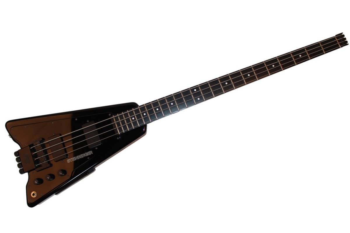 STEINBERGER XP-2 スタインバーガー ベース　中古　ブラック　 グラファイトネックは若干順反り気味です。ボデイは全体的には大きな損傷もなく綺麗ですが、画像のように背面端に小さな傷、ボディバックに細かいバックル傷があります。重量3.64kg、付属品として新品のダブルボール弦と専用ソフトケース付き。ソフトケースは何箇所か破れて、開閉ファスナーも壊れていますのであくまでおまけとしてください。