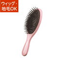 デリケートなウィッグにも 使えるヘアブラシ デリケートなウィッグにも地毛にも使えるヘアブラシです。 遠赤外線放射天然ミネラル鉱石を ブラシ部分に配合 ブラシ部分に遠赤外線を放射する天然ミネラル鉱石を配合したブラシです。 遠赤外線放射により、枝毛・切れ毛を作らず、ウィッグにも地毛にも髪を優しくブラッシングできます。程良く弾力があり柔らかいブラシ部分は頭皮のマッサージ効果も◎。 シャンプー用ブラシとしても デリケートなウィッグのシャンプーブラシとしても大活躍。手のひらに収まるサイズなので、洗面台や洗面器の中でも扱いやすく、外出時の携帯用ブラシとしてもお使い頂けます。 商品詳細 商品名 ミネラルイオンブラシ 素材 ABS樹脂、ポリエチレン（遠赤外線放射天然ミネラル鉱石配合） 耐熱温度 90℃ 広告文責 (株)スヴェンソン 0120-863-791 販売業者名 (株)スヴェンソン