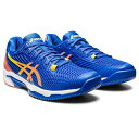 2023年3月発売 ASICS テニスシリーズの中でも 最速モデルとなるSOLUTION SPEED FF 2シューズは、 コートで動ける範囲を広げるのに役立ちます。 安定性だけでなく柔軟性のあるフィット性も向上しており、 目の前のボールに向かってより 速く動きたいアスリートにおすすめのシューズです。 SOLUTION SPEED FF 2モデルでは、 アッパー部にPU（ポリウレタン）を採用。 耐久性、柔軟性、フィット性を向上させています。 DYNAWRAP テクノロジーをアイレット部分に採用することで、 横へ動く際の前足部の安定性を追求します。 靴底中足部搭載のTWISSTRUSS テクノロジーが、 足を踏み入れる動きや素早い足運びをスムーズに、 ベースラインからネットに 頻繁に移動する選手をサポートします。 止まった状態から全速力で駆け出すまでの 加速時間がより短くなるので、速やかにボールを捉え、 余裕をもってショットを打つ策を 練る時間が欲しい選手におすすめのシューズです。 最初のステップの重要性を考えて、 かかと部、前足部、つま先部のグリップ力が 向上するように設計されたシューズです。 反発性のあるミッドソールに、 サポート力に優れたアッパーと、 向上したフィット感を組み合わせたSOLUTION SPEED FF 2は 動ける範囲を広げたいテニス選手におすすめのシューズです。 ■ハードコートを中心としたオールコート用です。 ■カラー：Tuna Blue/Sun Peach(960) ■サイズ：25.0～29.0cm ■サイズ補足：STANDARD ■素材名： 　アッパー/合成樹脂×合成繊維＋合成皮革 　アウターソール/ゴム底 　インナーソール/合成樹脂(Ortholite）/取替式 ■生産地：ベトナム ■適合する別売中敷：1173A029 ■備考：NON MARKING RUBBER対応 ■（公財）日本ソフトテニス連盟公認 ※こちらの数量限定品になります。 在庫が無くなり次第、販売終了です。