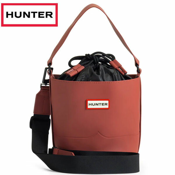 オリジナルラバライズシリーズは、耐水性に優れたラバータッチのポリエステル生地を使用したハンターの新しいアイコンバッグです。スタイリッシュでありながら機能性に優れたオリジナルラバライズバケットは、必需品を持ち運ぶのにぴったりなサイズです。取り外し可能なウェビングストラップはショルダーにもクロスボディにもなり、短めのラバー加工グラブハンドルも付いています。メインのポーチコンパートメントは巾着で簡単に開閉でき、内側には小物用のジップポケットも付いています。 【素材】 本体：100% ポリエステル (ポリ塩化ビニル加工)【04703000000000000】【03006310500000000】