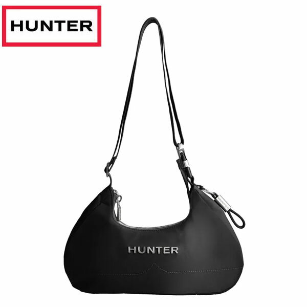 プレミアム ナイロン バッグシリーズがは、光沢感のある耐水性ナイロン生地にメタル製のHunter ロゴを合わせることで、より洗練されたワンランク上のナイロンバッグに仕上げられています。軽量でありながらシックなデザインのこのショルダーパックは、街へのお出かけに最適です。 お出かけの必需品をコンパクトに収納可能なメインコンパートメントには、ジップ付きの内ポケットが付いています。Hunterロゴをあしらったメタルキーチャームが付属しています。 【素材】 本体：100% リサイクルナイロン ライニング：100% リサイクルポリエステル【04703000000000000】【03006310500000000】