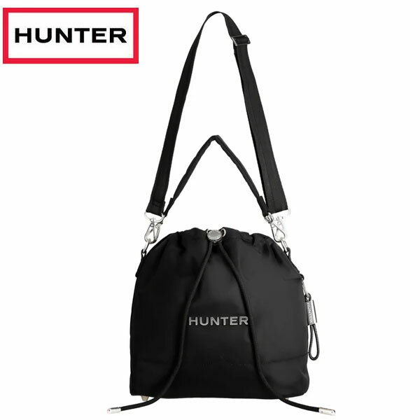 プレミアム ナイロン バッグシリーズは、光沢感のある耐水性ナイロン生地にメタル製のHunter ロゴを合わせることで、より洗練されたワンランク上のナイロンバッグに仕上げられています。軽量でありながらシックなデザインのこのバケットパックは、街へのお出かけに最適です。 お出かけの必需品と500mlのペットボトルも収納可能なメインコンパートメントは、巾着のように開閉します。内部には、ジップ付きポケットが付いています。取り外し可能なショルダーストラップ付きで、ハンドバッグとショルダーバッグの2WAY仕様です。Hunterロゴをあしらったメタルキーチャームが付属しています。 【素材】 本体：100% リサイクルナイロン ライニング：100% リサイクルポリエステル【04703000000000000】【03006310500000000】