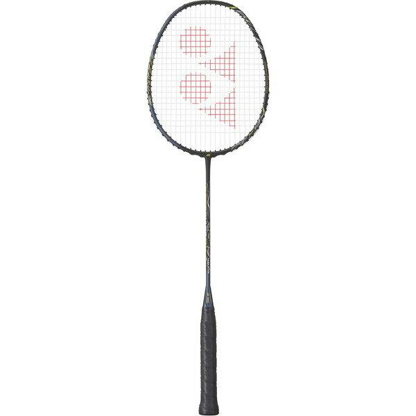 ショット性能を高めるシャフト設計によりスウィングスピードとパワーを高めた2F軽量アストロクス。アストロクスシリーズ共通テクノロジーのローテーショナルジェネレーターシステムに加え、レクシスシャフトの搭載によりスウィングスピードとパワーを向上。軽量ラケットであることで次のショットへの移行がスムーズになり、レシーブ時のミス防止に繋がります。ヨネックス社が日本国内で展開するバドミントンラケットにおいて最軽量サイズ（2F／平均68g）（2023年12月現在）。◯ラケット素材：フレーム／高弾性カーボン＋タングステン、シャフト／高弾性カーボン＋NANOMESH NEO、ジョイント／内蔵T型ジョイントサイズ：2F5（平均68g）機能：エアロ＋ボックス形状、内蔵T型ジョイント、スリムシャフト、ナノメッシュネオ、エナジーブーストキャップ、レクシスシャフト付属品：専用ケース推奨張力：20～28ポンド推奨ストリング：［ハードヒッター］ナノジー95（NBG95）、［コントロールプレーヤー］スカイアーク（BGSKY）原産国：台湾日本バドミントン協会検定合格品【02907010000000000】【03008010000000000】