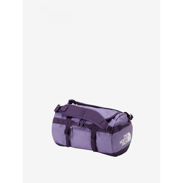 1986年、「ギア類を運ぶ」という明確な目的で誕生したベースキャンプダッフル（BC Duffel）。数多くのエクスペディションを支えてきたロングセラーモデルです。28L容量のXSサイズ小型ダッフルバッグは、ショルダーハーネスをより背負いやすく、そして荷物収納の利便性を追求。メイン素材は、環境配慮型の1000デニールのリサイクルポリエステルに、TPEファブリックラミネートを施した高強度の生地を採用。濡れや汚れに強いTPEファブリックラミネート素材は、重量のある登攀ギアや不揃いな荷物なども気兼ねなく収納できる高い耐摩耗性が特長です。多くの遠征隊に愛用される優れた耐水性と耐久性、さらに装備の出し入れが容易にできるD字型開口部のシンプルな1気室構造。小物の収納に便利なフロントのファスナー付きポケットを配備。荷揚げや運搬に便利な4ヵ所のグラブハンドル付き。単体使用可能な収納用メッシュバッグが付属しています。※本体には、耐水性のある生地を使っていますが、製品そのものに防水を保証したものではありません。サイズバリエーションXSサイズ （45×28cm／28L） Sサイズ （53×32.5cm／44L） Mサイズ （64.5×35.5cm／65L） Lサイズ （70×40cm／90L） XLサイズ （75.5×45cm／136L） XXLサイズ （80×48cm／160L） Fabric：1000DTPEファブリックラミネート（リサイクルポリエステル100％）、840DリサイクルナイロンFunction：背負うことのできるショルダーハーネス／D字型で大きく開くファスナーオープニング／強度の強いバータックとステッチ／両サイドに荷揚げ用ハンドル／4本のコンプレッションストラップ／サイドデイジーチェーン／フラップ裏にメッシュポケット／IDウィンドウ／収納用メッシュバッグ付属／ファスナーつきの小型フロントポケット／サイドにキャリー用のグラブハンドル／USA企画原産国：ベトナムSize：ONE SIZEWeight：約1 140gColor：アクティブブルー×ボールドブルー、グラウンデッドプラム×エンドレスダスク、ブラック、TNFレッド、サミットゴールド、TNFブラックグローイングトポプリント寸法：H45×W28cmCapacity：28L【04702000000000000】【03005060000000000】