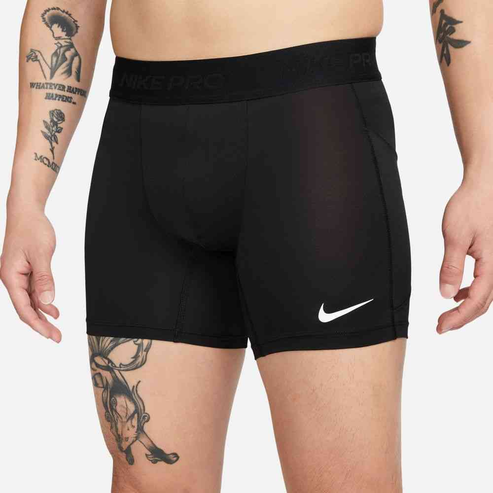 Nike Proコレクションなら、安心できる着用感で最適なパフォーマンスを発揮。滑らかで伸縮性に優れたこの13cmのショートパンツは、お気に入りのスポーツやアクティビティに最適です。 特長 Nike Dri-FITテクノロジーが、肌から汗を逃がしてすばやく蒸発。さらりと快適な状態をキープ。 伸縮性のあるニット素材が体を包み込むような着用感を提供。ワークアウトやアクティビティ中に自然な動きをサポートします。 柔らかくて伸縮性のある素材を使用したウエストバンドが腰の上にぴったりフィットします。 鍵やカードなどの小物を収納できるサイドポケット。 商品の詳細 股下13cm 本体：ポリエステル90％、スパンデックス10％ メッシュ：ポリエステル92％、スパンデックス8％ 伸縮素材：ポリエステル58％、ナイロン28％、スパンデックス14％ 洗濯機洗い可能 表示カラー： ブラック/ホワイト スタイル： FD0686-010 原産地： インドネシア, スリランカメーカー希望小売価格はメーカーカタログに基づいて掲載しています【03005010000000000】【02200000000000000】