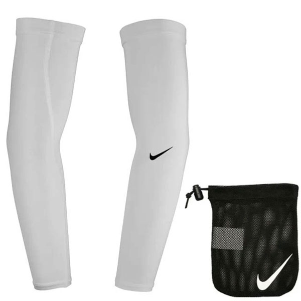 UVカットアームバンド。 DRI-FIT素材がさらりと快適な状態をキープ。滑り止めバンド付きでスリーブ位置を固定。 サイズ S/M(全長：約40cm／履き口：約11.5cm／手首側：約7cm) M/L(全長：約43cm／履き口：約13cm／手首側：7cm) 素材 スリーブ:ポリエステル・ポリウレタン バック:ポリエステル・ポリプロピレン・ゴム【03005010000000000】【02916060000000000】