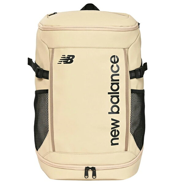 定番の35Lトップローディングバックパック。マット調のPUコーディングを全面に仕様。撥水ファスナーと水や汚れにも強い仕様。メインルームにはノートPC用ポケット、天蓋にファスナー付きポケット、左右のメッシュポケット、前部サイドポケット、小物用フックなど収納力抜群。通学や通勤などデイリーユースにおすすめのアイテム。 合成皮革、ポリエステル【03005020000000000】【04701000000000000】