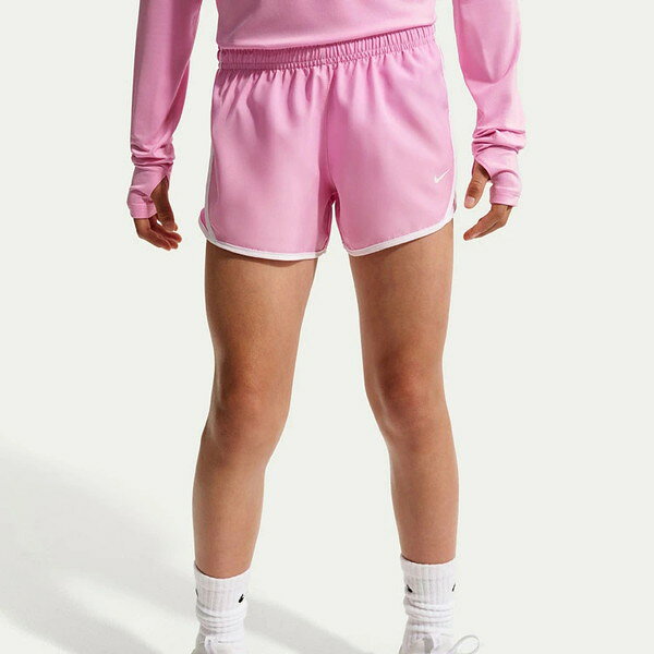 ジュニア (ガールズ) Dri-FIT ランニングショートパンツ 完璧な快適性。体育の授業で走るときも、鬼ごっこで仲間と競い合うときも、ナイキ Dri-FIT テンポ ショートパンツは目標達成を力強くサポートします。 遊び心のある軽量デザインで、お気に入りのワークアウトトップスとのコーディネートも簡単。ゴールまで快適に駆け抜けることができます。 汗にさよなら 軽量素材が、汗を肌から逃がしてすばやく蒸発。さらりと快適な状態をキープします。通気性に優れたデザイン ウーブン素材とサイドのメッシュパネルで、軽く通気性に優れた着用感を実現。小物を収納 ウエストバンド内側の隠しポケットに、移動中も貴重品を安全に収納可能。 伸縮性のあるウエストバンドは、内側のドローコードでフィット感を調節可能。 小物を安全に収納できる内ポケット。 さまざまな状況に応じてカバー力を発揮する8cmの股下丈。 左裾にSwooshロゴの刺繍。More Details 股下8cm ゆったりと楽な着用感のスタンダードフィット ドローコード付き伸縮性ウエストバンド 左裾にスウッシュロゴ ポリエステル100％ 洗濯機洗い可能 : 【03005010000000000】【02909020000000000】