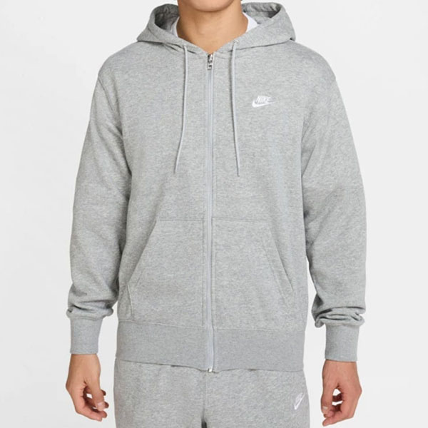 Nike Club Fleeceコレクションから登場したこのフルジップパーカーは、すっきりとしたクラシックなスタイル。斬新なデザインで定番アイテムをワンランク上に仕上げました。 2層構造のフードはしっかりとした形状と構造。丸紐タイプの編み込みドローコードですっきりとした雰囲気に調節できます。 縫い目にカバーステッチを施して耐久性を強化し、ナイキ クラブ フリース パーカーの個性をプラス。 お揃いのジョガーやお気に入りのNikeスニーカーと合わせれば、快適でクラシックなスタイルを演出できます。 カラー：ダークグレーヘザー/ライトスモークグレー/ホワイト スタイル：FN3885-063【03005010000000000】【02701000000000000】