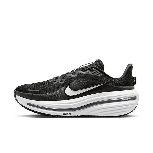 ウィンフロー12で、自分のペースを見つけてレベルアップ。Nike Airと高さのあるフォームスタックを装備し、熱心なランナーのために強化された反発力と一貫したクッション性を完璧に組み合わせています。Nike Airテクノロジーが衝撃を吸収し、足を踏み出すたびにクッション性を発揮。ミッドソールには最新のCushlonフォームを使用。ミッドソールのフォームスタックを高くして、一日中快適な履き心地を追求。トゥボックスの幅を広げ、前足部に少し余裕を持たせました。アウトソールのフレックスグルーブ(ソールにある溝)が自然な柔軟性を発揮し、かかとからつま先への体重移動をサポート。アッパーに施したオープンホールメッシュにより優れた通気性 【アッパー】合成繊維+合成樹脂【アウトソール】ゴム底 【03005010000000000】【02101000000000000】
