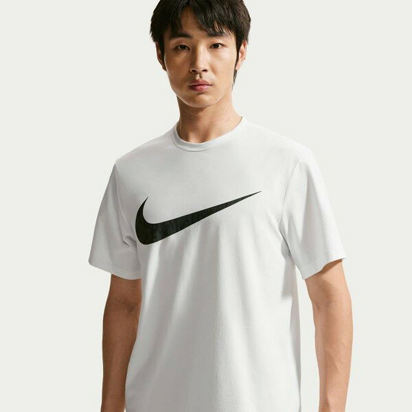 柔らかく快適で速乾性に優れたTシャツが、どんなワークアウトでも体をしっかりサポートします。 Nike Dri-FITテクノロジーが、肌から汗を逃がしてすばやく蒸発させ、さらりと快適な状態をキープ。 太陽光のUVAとUVBから保護されるのは、衣服で覆われた部分のみです。露出した肌を保護するためには、高品質の日焼け止めの使用をお勧めします。 More Details ポリエステル100％ 洗濯機洗い可能【03005010000000000】【02918020000000000】