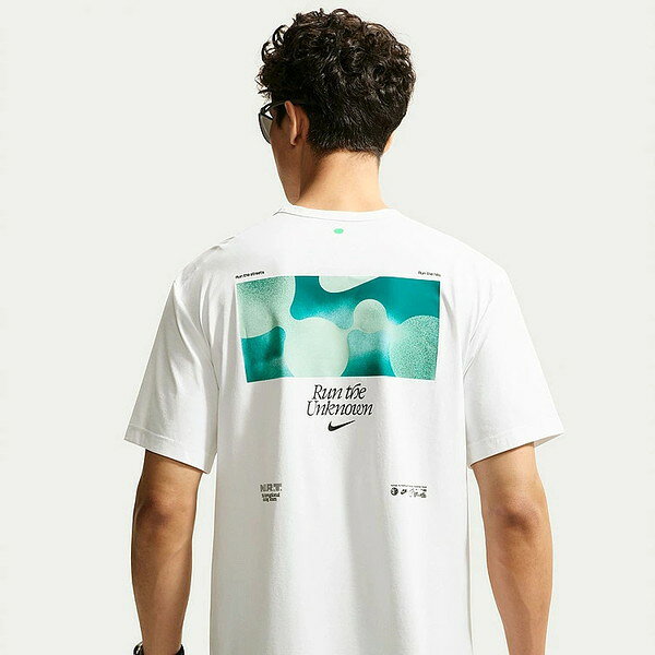 柔らかく快適で速乾性に優れたTシャツが、どんなワークアウトでも体をしっかりサポートします。 Nike Dri-FITテクノロジーが、肌から汗を逃がしてすばやく蒸発させ、さらりと快適な状態をキープ。 滑らかで柔らかい軽量ニット素材を使用。 太陽光のUVAとUVBから保護されるのは、衣服で覆われた部分のみです。露出した肌を保護するためには、高品質の日焼け止めの使用をお勧めします。 More Details 一部にリフレクティブ (再帰反射) 素材を使用したデザイン （高視認性の）個人用保護具（PPE）としての使用を目的とした商品ではありません ポリエステル100％ 洗濯機洗い【03005010000000000】【02918020000000000】