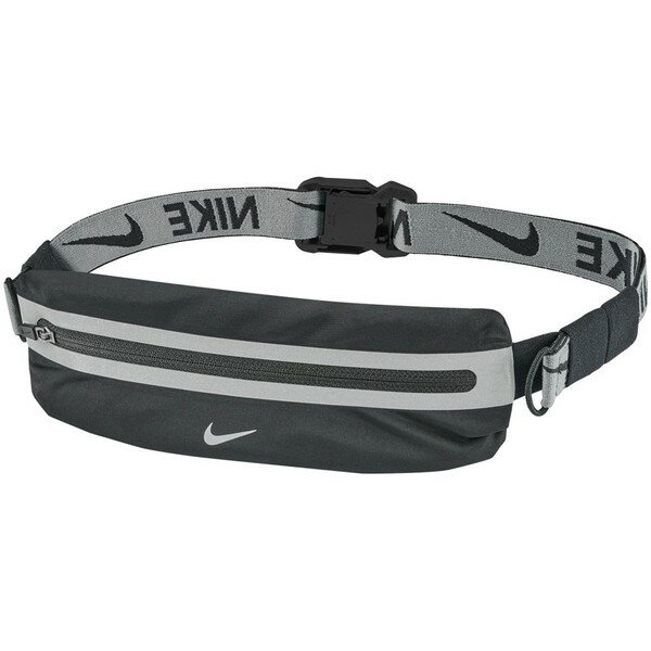 Nike DRI-FIT テクノロジーにより、ドライで快適な状態を保つ。 伸縮性のあるベルトはランニング中に快適にフィットするように調整可能。 軽量設計で体にぴったりフィット。小さな必需品を収納できる拡張可能なポケット付き。 前面に反射素材の Nike スウッシュロゴ入り。 素材：90% ポリエステル・10% ポリウレタン【03005010000000000】【04706000000000000】