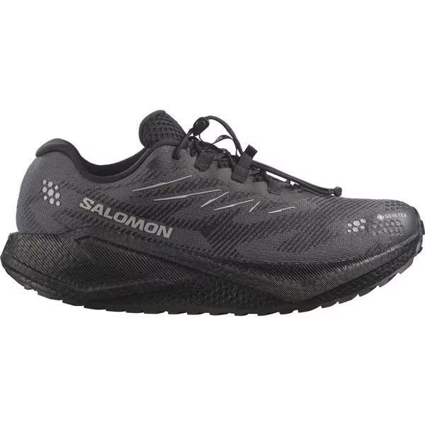 Aero Blaze 4 Gravel GORE-TEX で、あらゆる地形を征服。オンロードからグラベルまで、あらゆるコンディションで自信を持って走れるランニングシューズです。Gravel Contagrip アウトソールにより、あらゆる地形で優れたトラクションを発揮し、optiFOAM ミッドソールが滑らかで反応性の高い走りをサポートします。 特徴 どんな天候でも、さらに遠くへ。 Aero Blaze 4 Gravel GORE-TEX で、あらゆる地形を征服。 オンロードからグラベルまで、あらゆるコンディションで自信を持って走れるランニングシューズです。 Gravel Contagrip アウトソールにより、あらゆる地形で優れたトラクションを発揮し、optiFOAM ミッドソールが滑らかで反応性の高い走りをサポートします。 防水性がありながら通気性も備えています。 瞬間を捉え、あらゆるフィールドを駆け抜ける。 【Gravel グリップ】 グラベルバイクから着想を得たトレッドが、あらゆる地形で適応力、安定性、そしてグリップ力を発揮します。 【ダイナミッククッション】 Salomon の optiFOAM テクノロジーを搭載し、軽量かつ俊敏でありながら、クッション性のある着地とダイナミックな反発力を兼ね備えています。 【防水性と確実なホールド感を提供】 通気性に優れた GORE-TEX メンブレンを採用し、どんなアドベンチャーでも足をドライに保ちます。新しい quickLACE neo システムが、不整地でもカスタムフィットと確かな固定力を実現します。 ●重量：236g ●アッパー：テキスタイル ●アウトソール：ラバー ●ライナー：テキスタイル ●インソール：テキスタイル ●かかと部高さ：35mm ●前足部高さ：27mm ●ドロップ：8mm【02101000000000000】【03003270100000000】
