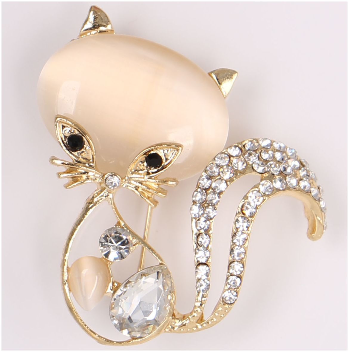猫目石とビジューのキラキラがとてもキュートなキッズ用ブローチです♪ 【サイズについて】 約4.2×4.2cm 【素材について】 合金、ストーン
