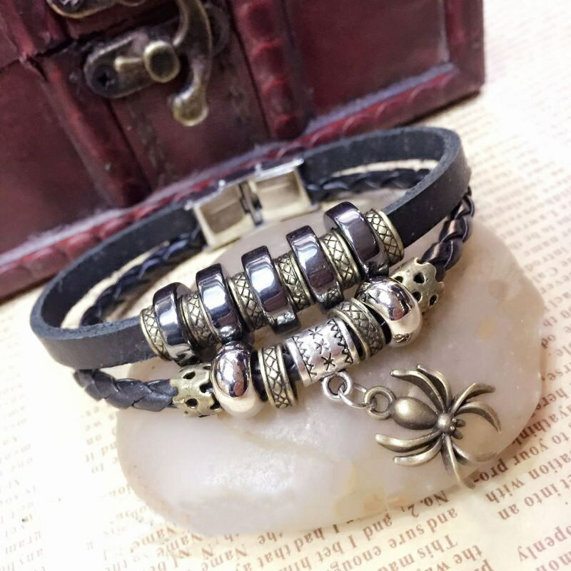 クモのアクセサリーのついたブレスレットです。 二連になっているのでとてもオシャレですよ✩ 【素材について】 合皮、合金