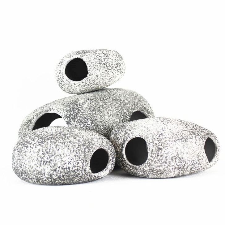 魚の隠れ家にピッタリなレイアウトストーンです。（大サイズの販売です。） ※小、中サイズはpet-46646で販売中です。 【サイズについて】 大サイズ：17cm×12.5cm×9cm 穴の大きさ：5.5cm ※メーカー採寸の為、1～2cmの誤差がある場合がございます※ 【素材について】 プラスチック