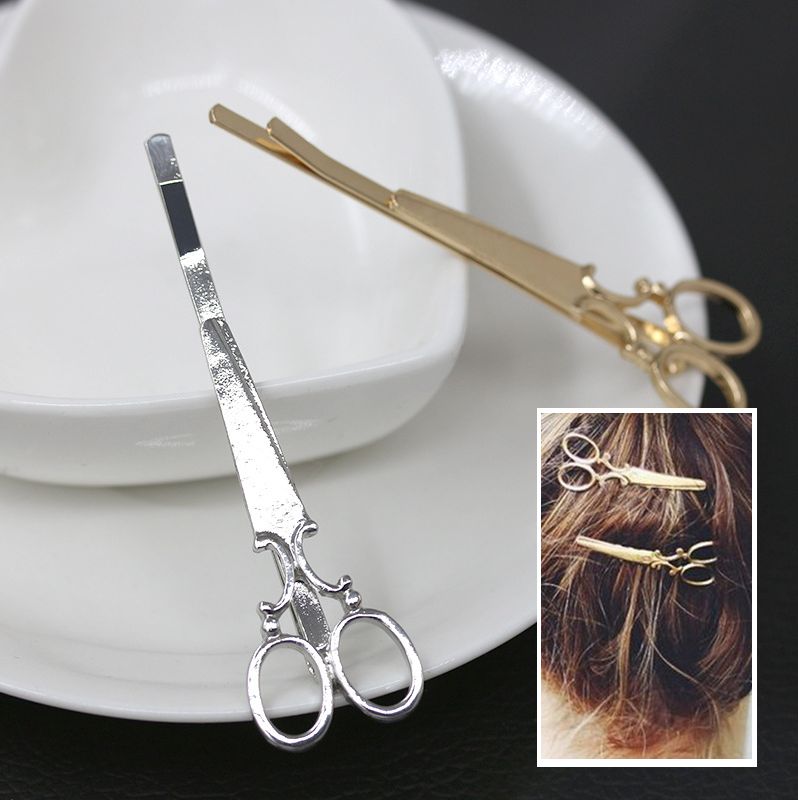 ハサミのデザインが個性的でとってもお洒落なヘアアクセサリーです。 2サイズでご用意しております。 【サイズについて】 約6cm 【素材について】 合金