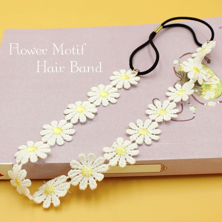 マーガレットの花がライン状に並んだかわいいヘアバンドです。 【サイズについて】 頭囲：約50cm～ 【素材について】 布製、ゴム