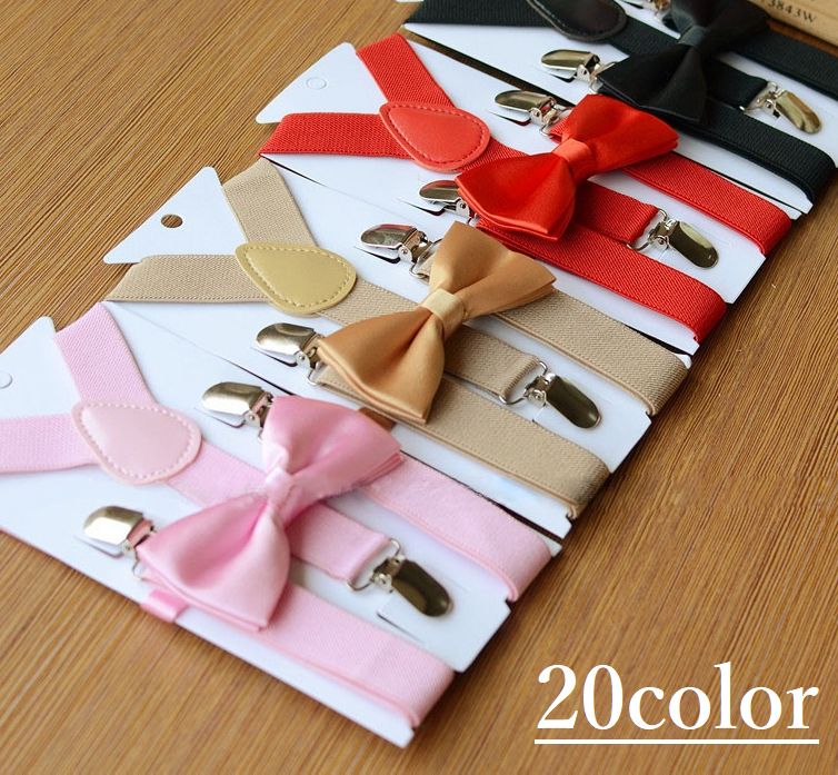 カラー展開豊富な、子ども用の蝶ネクタイとサスペンダーのセット。 子どもが小さいときは、パンツやスカートがちょっと大きくて、 ずり下がっちゃうことよくあります。。 そんなときはサスペンダーがあるととても便利！ 女の子に蝶ネクタイはちょっと...というときは、、 バッグやシューズのワンポイントに使って見るという手も。 ※こちらに出ていないカラーは【zak-95867-1】にて検索ください。 【サイズについて】 2.5cm×65cm 蝶ネクタイのサイズ 縦：約5cm 横：約10cm 【素材について】 ナイロン　ステンレス