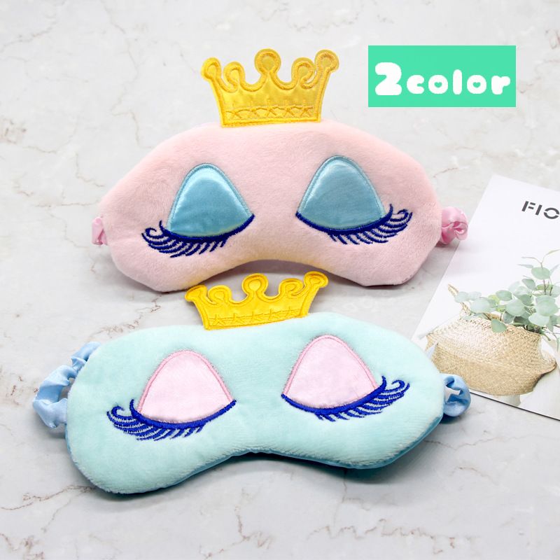 王冠をかぶったプリンセスが目をつぶっているようなデザインがとってもキュートなアイマスクです。 2色からお選びいただけます。 【サイズについて】 18.5cmx8cm