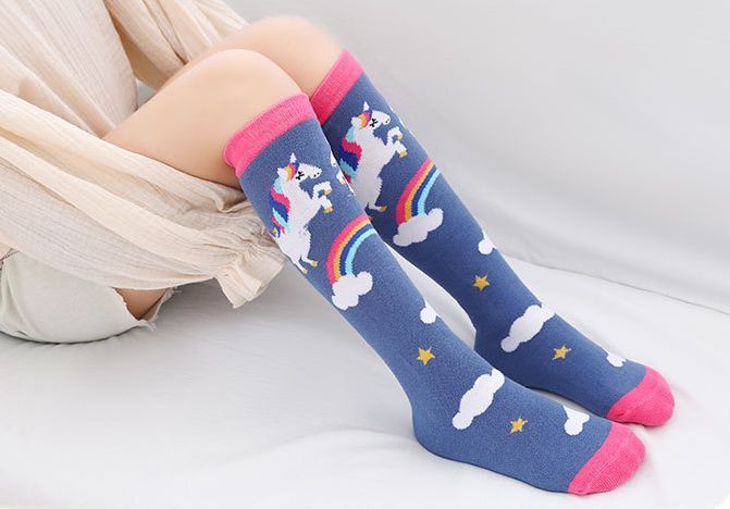 送料無料 ハイソックス キッズ 女の子 靴下 ロング ユニコーン モチーフ カラフル 総柄 可愛い キュート カジュアル デイリー 普段使い 女児 女子 通園 通学 園児 小学生 子供用 くつ下 かわいい
