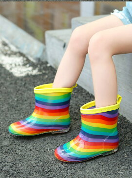 送料無料 子供用レインシューズ 長靴 雨靴 レインブーツ ミドル ショート丈 ローヒール ラバー ゴム 裏ボア 裏起毛 キッズ ジュニア 子ども 雨具 防水 防寒 保温 防滑 滑り止め 柔軟 伸縮 履きやすい 脱ぎやすい くつ クツ ストラップ カラフル