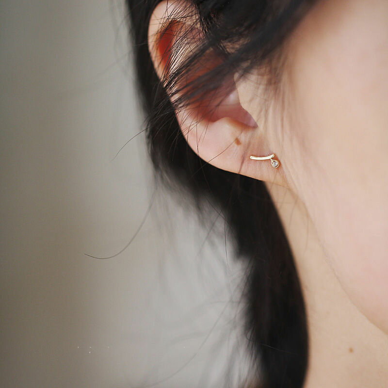 送料無料 スタッドピアス レディース 女性用 アクセサリー シルバーカラー ゴールドカラー ラインストーン ドロップ 雫 しずく アシンメトリー チェーン 揺れる 左右非対称 キラキラ 上品 エレガント 大人かわいい カジュアル おしゃれ 耳飾り 普段使い 婦人 普段使い ファッ