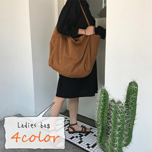 シンプルで使いやすい、大容量のトートバッグ。 シックな色合いで、どんなお洋服にも合わせやすい無地のデザインなので、 普段のお出かけにはもちろん、お仕事や学校用にもオススメです♪ 【サイズについて】 画像をご参照ください。 【カラーについて】 生産ロットにより柄の出方や色の濃淡が異なる場合がございます。 お使いのモニターや撮影時の光の加減などにより 画像と実際の商品のカラーが異なる場合もございます。 予告なしにカラーやデザインなどの変更がある場合もございます。