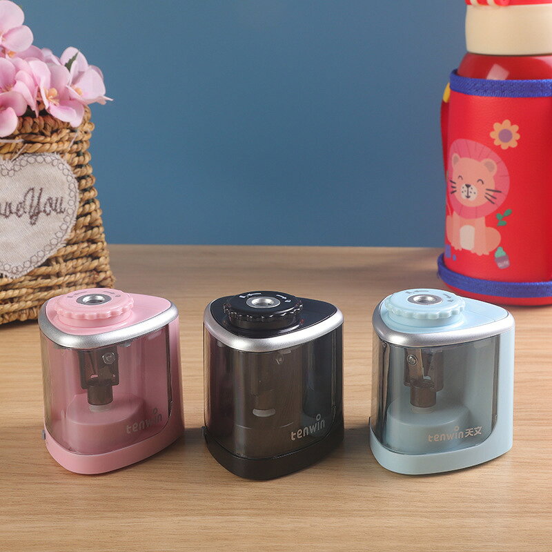 LaForestの鉛筆削り えんぴつ削り 電動 手動 両用 電池式 子供 文房具 コンパクト 小型 コードレス 持ち運び便利 事務 学校 色鉛筆 携帯 ペンシルシャープナー 切り替えスイッチ ロック機能 安全装置 軽い 軽量 オフィス 学習 塗り絵 子ども こども 大人 入学祝い プレゼント ギフト｜アングル3