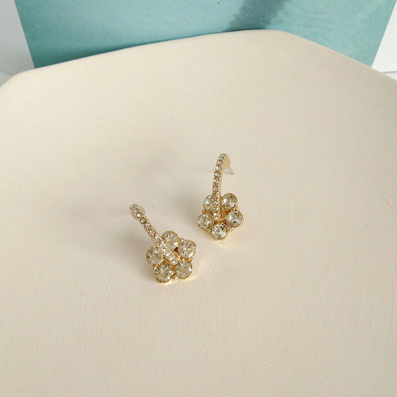 送料無料 スタッドピアス レディース アクセサリー ハーフフープ C型 ラインストーン 花 フラワー 華奢 キラキラ シンプル カジュアル フォーマル かわいい おしゃれ プレゼント ギフト 贈り物 お祝い 記念日 誕生日 デート 女子会 パーティー 入学 卒業 お呼ばれ お出かけ