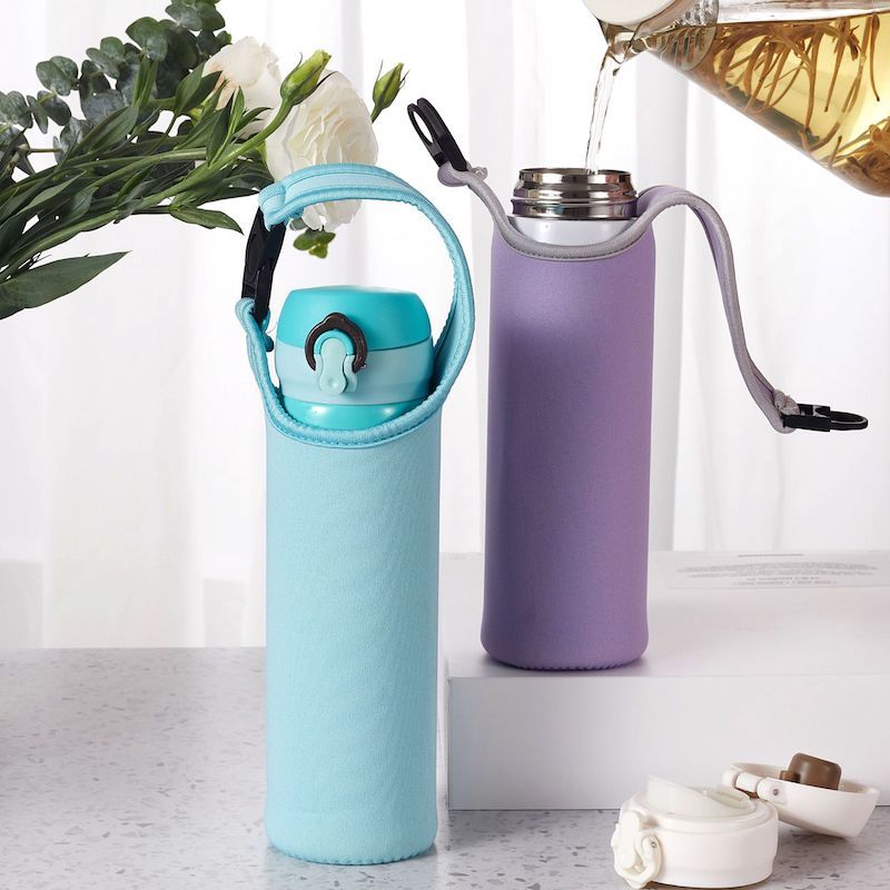 LaForestの送料無料 水筒カバー 水筒ケース ボトルホルダー 500ml 無地 単色 手持ち 持ち運び便利 汚れ防止 ストレッチ 伸縮性 可愛い シンプル カラバリ豊富 アウトドア 通勤 通学 大人 子供 黒 赤 黄色 青 ブラウン 緑 紫 グレー ピンク｜アングル2