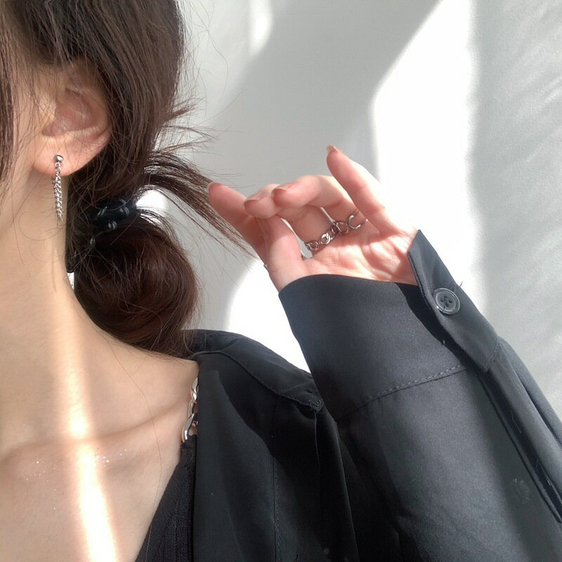 送料無料 ピアス スタッドピアス 両耳用 アクセサリー レディース 女性用 チェーン シルバーカラー 銀色 揺れる ゆらゆら おしゃれ かわいい カジュアル 普段使い ギフト 記念日 誕生日 プレゼント 贈り物 婦人用 ファッション小物