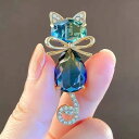 送料無料 ブローチ レディース アクセサリー コサージュ ピンバッジ ストーン 猫モチーフ ネコ 子猫 キラキラ 可愛い ギフト
