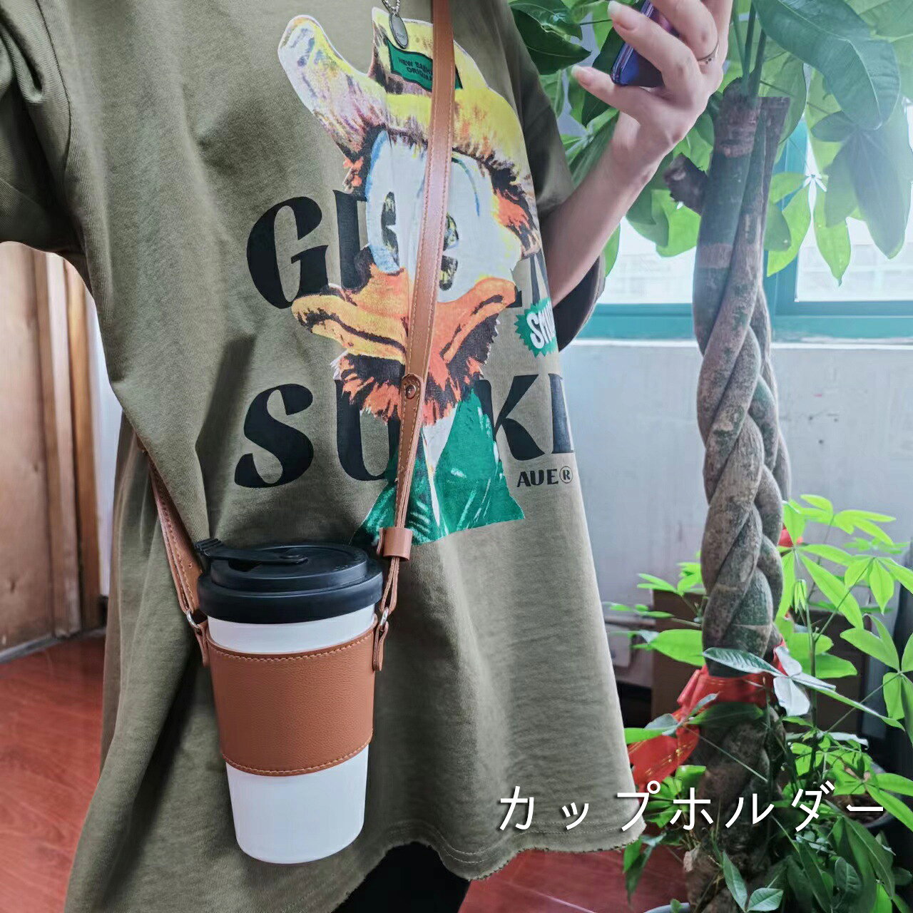 両手を塞がず、ハンドフリーでドリンクを持ち運べる♪ レザー風の素材がおしゃれなカップホルダーです。 【カラーについて】 生産ロットにより柄の出方や色の濃淡が異なる場合がございます。 お使いのモニターや撮影時の光の加減などにより 画像と実際の商品のカラーが異なる場合もございます。 予告なしにカラーやデザインなどの変更がある場合もございます。 【素材について】 PU