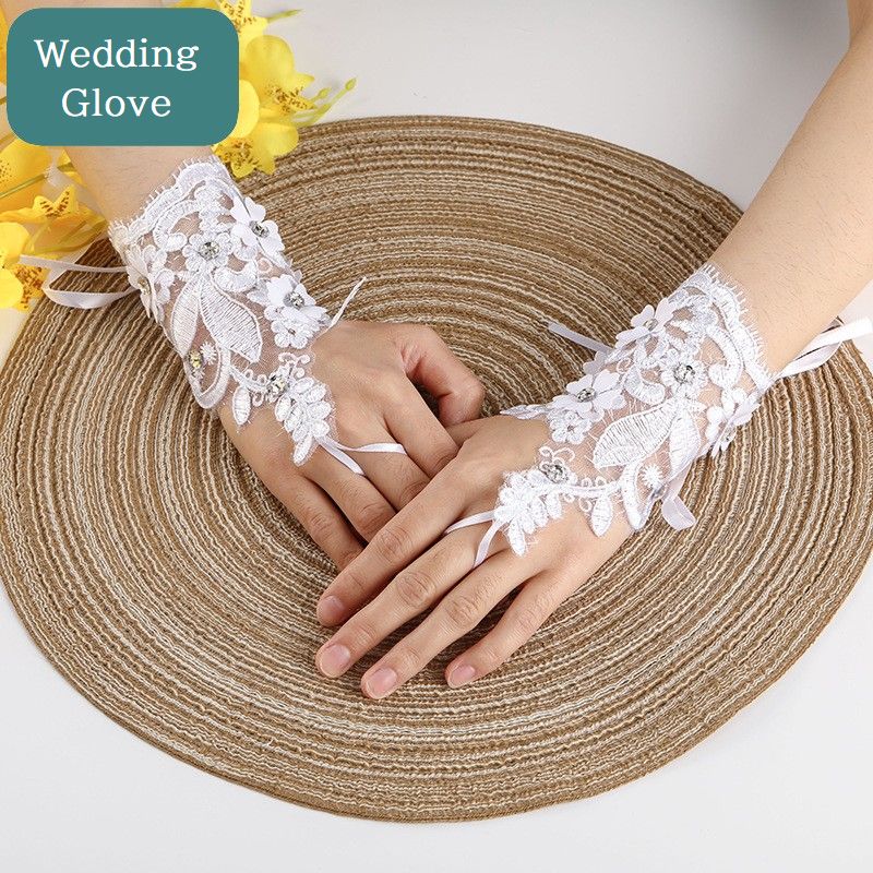 指なしタイプのウエディンググローブです。 花柄レースやリボンがおしゃれなデザイン♪ 結婚式やパーティーではもちろん、コスプレアイテムとしても◎ 【サイズについて】 画像をご参照ください。 【カラーについて】 生産ロットにより柄の出方や色の濃淡が異なる場合がございます。 お使いのモニターや撮影時の光の加減などにより 画像と実際の商品のカラーが異なる場合もございます。 予告なしにカラーやデザインなどの変更がある場合もございます。 【補足説明】 ※商品の性質上、手洗いでのお洗濯をお勧めしております。