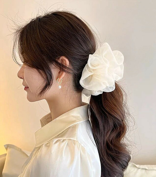 LaForestの送料無料 シュシュ レディース ヘアアクセサリー 髪留め ヘアアレンジ ポニーテール ハーフアップ ふわふわ かわいい 可愛い おしゃれ シンプル 白 黒 ピンク｜アングル2