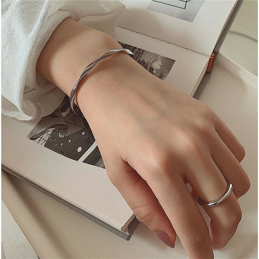 LaForestの送料無料 バングル ブレスレット レディース 女性 大人女子 メタル アクセサリー C型 ウェーブ シンプル カジュアル おしゃれ かっこいい プレゼント 高見え 高級感 普段使い 贈り物 ギフト ファッション小物 誕生日 シルバーカラー ゴールドカラー｜アングル3