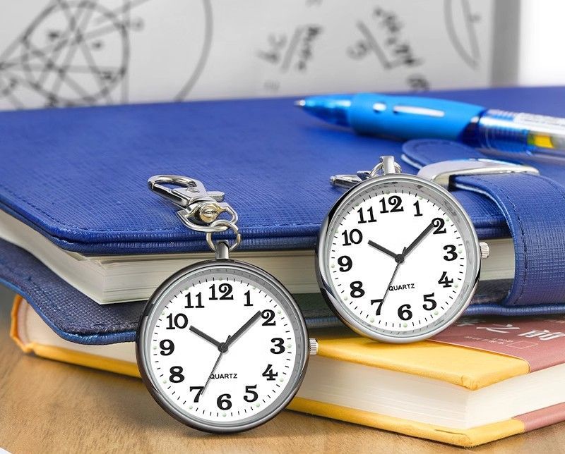 送料無料 懐中時計 キーホルダー ナース時計 時計 ナスカン付き 電池交換 電池 ナースグッズ ナースウォッチ 学生 コンパクト 軽量 かわいい