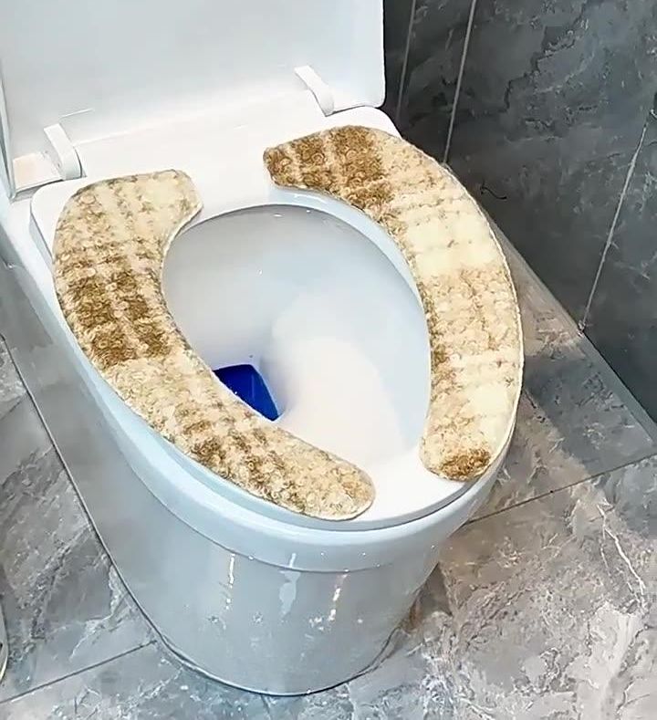 送料無料 便座シート 便座カバー トイレカバー 粘着 貼る ふわふわ 厚手 クッショ...