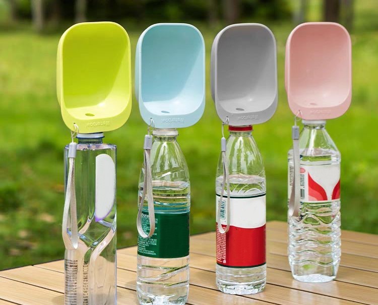 LaForestの送料無料 ペットボトル用給水器 ウォーターボウル 犬 ペット用 ペットボトル取り付け ストラップ付 携帯 持ち運び お散歩 水やり 水入れ｜アングル3